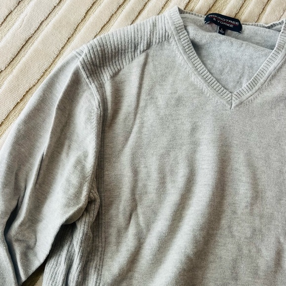 Roundtree & Yorke Men's Gray V-Neck Sweater size large - Picture 3 of 4